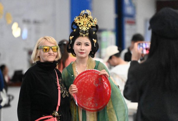 配资炒股大全 外国消费者在华乐享购物折射中国超大规模市场魅力